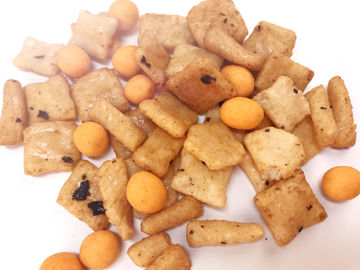 De smakelijke Gezouten Zuivere Geroosterde Met een laag bedekte Pinda's Gemengde Snacks van de Rijstcracker Mengeling