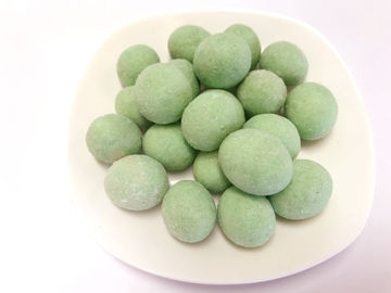 De ronde van de de Snack Groene Kleur van de Vormwasabi Met een laag bedekte Pinda Begrote Knapperige Pinda's