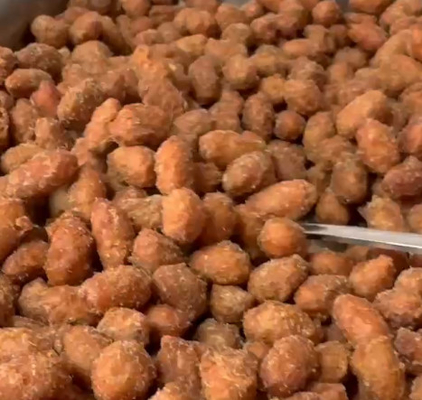 Warm verkocht geroosterde zwarte knoflook, knapperige pinda's - onweerstaanbaar