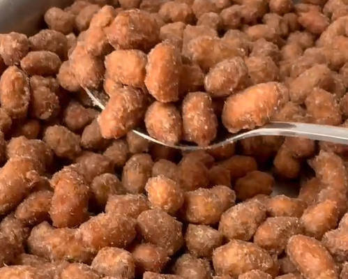 Warm verkocht geroosterde zwarte knoflook, knapperige pinda's - onweerstaanbaar