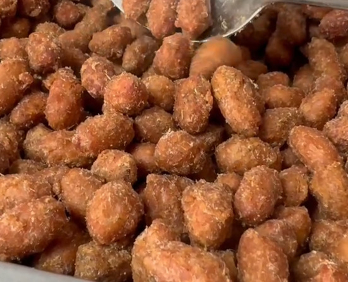 Warm verkocht geroosterde zwarte knoflook, knapperige pinda's - onweerstaanbaar