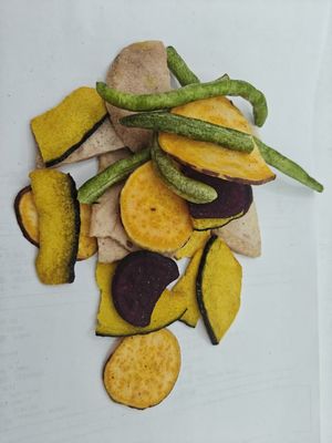 Fruit and Vegetable Chips met fruit en groentenchip