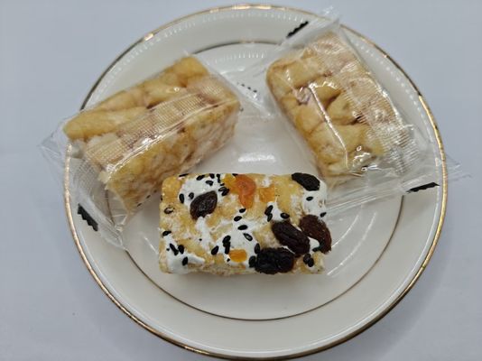 Heerlijke Sachima-snacks met gemengde fruitsmaak