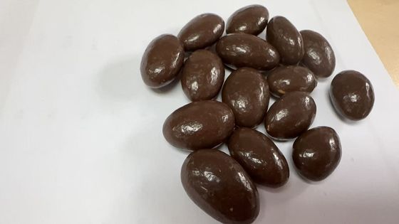 Met chocolade omhulde noten (amandelen) & Met yoghurtchocolade omhulde noten (amandelen)
