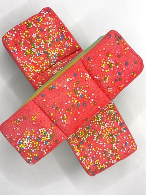 Marshmallow Droomtaart Regenboog Krullen – Extra Zacht, Super Luchtig & 100% Suikerroes Geluk