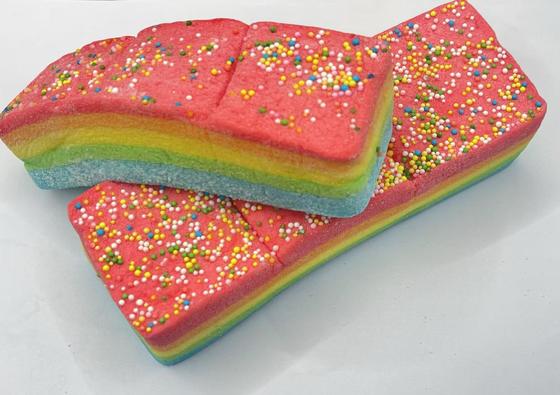 Marshmallow Droomtaart Regenboog Krullen – Extra Zacht, Super Luchtig & 100% Suikerroes Geluk