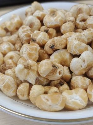 Krakende heerlijke natuurlijke olievrije gebakken geroosterde maïs gepulverde snacks