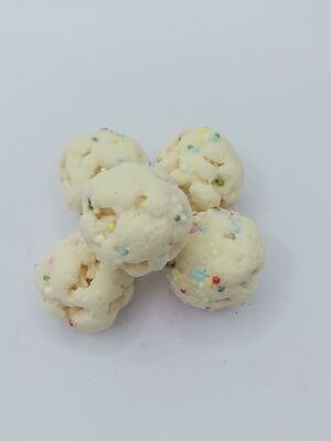 Witte chocolade rijstballen - Rijke mix van witte chocolade en knapperige rijst met kleurrijke besprenkels voor een feestelijke sfeer, knapperige en lichte sojabonen snacks