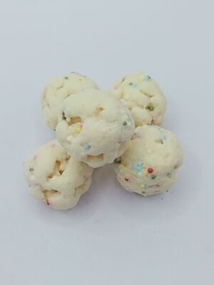Witte chocolade rijstballen - Rijke mix van witte chocolade en knapperige rijst met kleurrijke besprenkels voor een feestelijke sfeer, knapperige en lichte sojabonen snacks