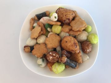Pinda/Rijst 2 Kruidige Lage de Crackermengeling van Voedselsnacks - calorie in Detailhandelaarszakken