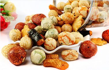 De puffende Wasabi-Mengeling van de Rijstcracker, de Knapperige Crackers van de Smaak Yummy Rijst met Noten 