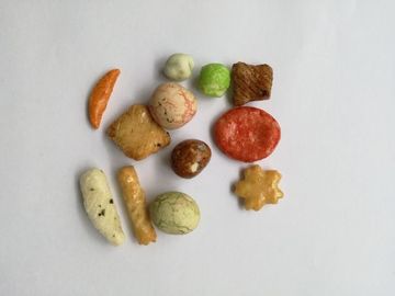 Gemengde zoutten de Halalcertificaat met een laag bedekte pinda's de kruidige kleurrijke snacks van rijstcrackers