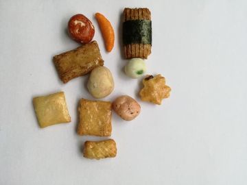 De knapperige Gebakken Mengeling van de Rijstcracker met Met een laag bedekte Pinda's Groene Erwten