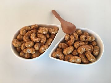 De ruwe Spaanse peper van de Snacks Smakelijke Sriracha van de Grondcashewnoot bracht Kruidige OEM van de Cachou Volledige voeding op smaak