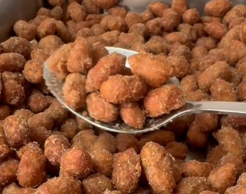 Warm verkocht geroosterde zwarte knoflook, knapperige pinda's - onweerstaanbaar