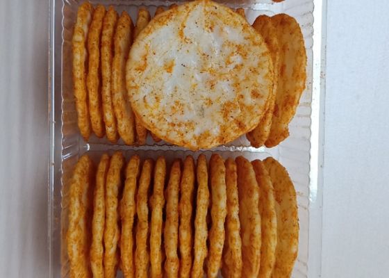 De BARBECUE van BRC niet GMO om de Snacks Smakelijke en Knapperige Smaken die van Rijstcrackers wordt geroosterd