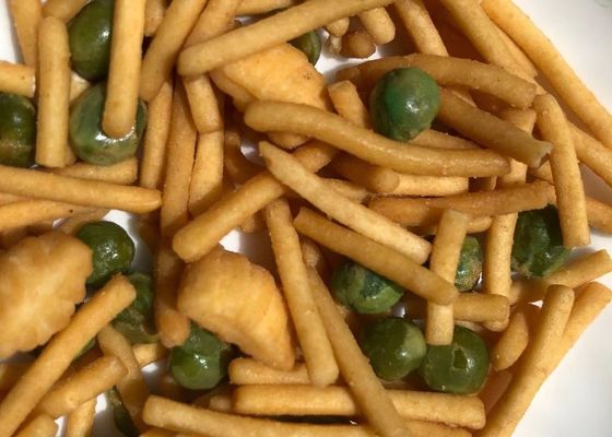 De Zak die van het stikstofhoofdkussen de Knapperige Mengeling van de Rijstcracker met Groene Erwten inpakken
